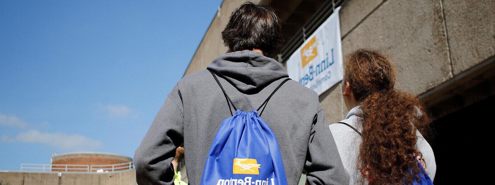 Two students wearing 博天堂官方 backpacks